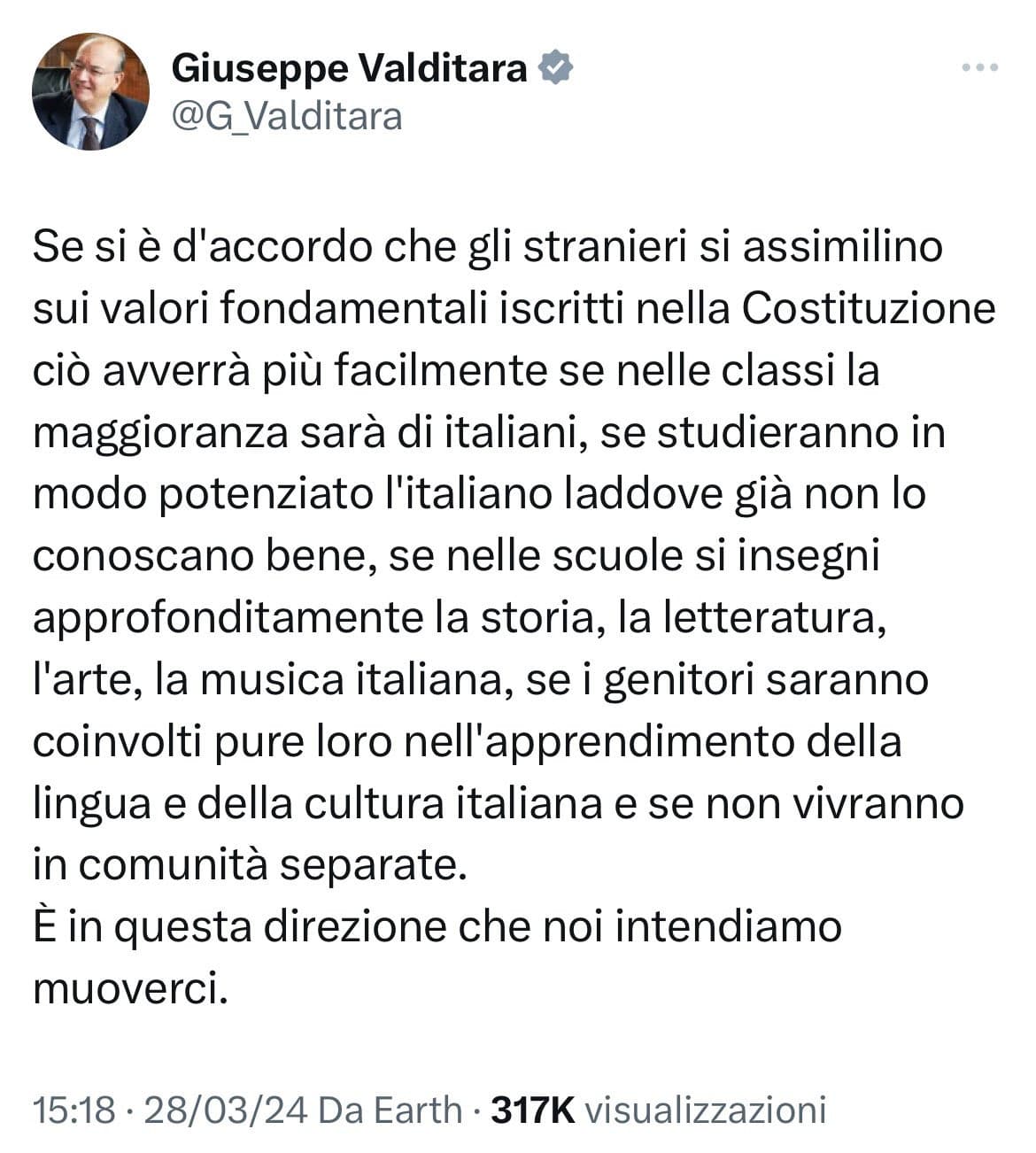 Valditara fa un post sgrammaticato e incomprensibile dove (forse) esorta gli stranieri a imparare lingua e cultura italiana per l'integrazione