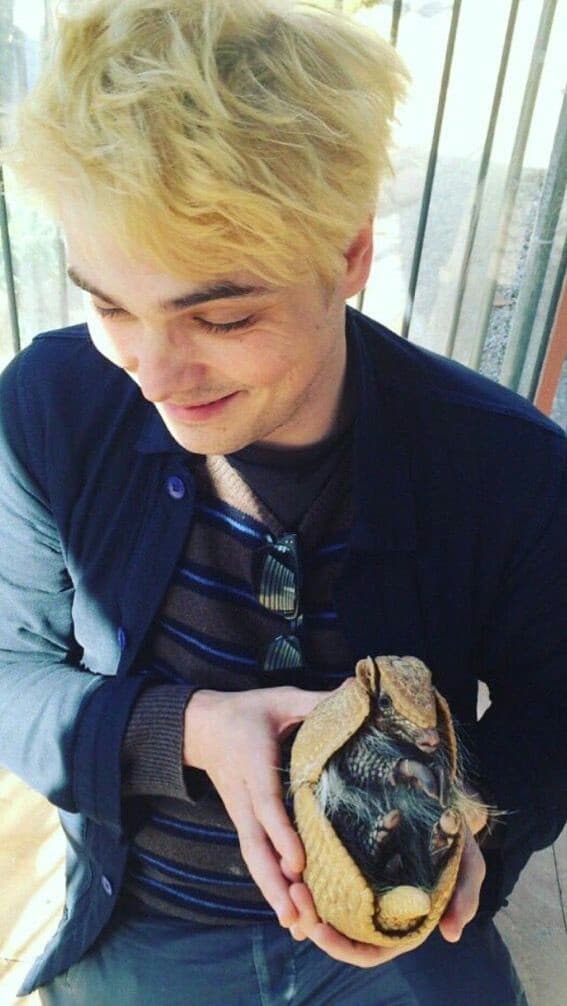 Un bellissimo Gerard con un armadillo in mano