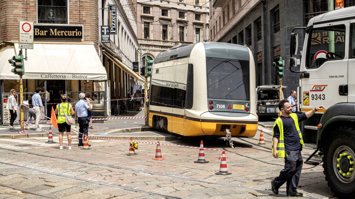 Non bastavano i sub, adesso abbiamo pure i tram in sosta selvaggia 😃