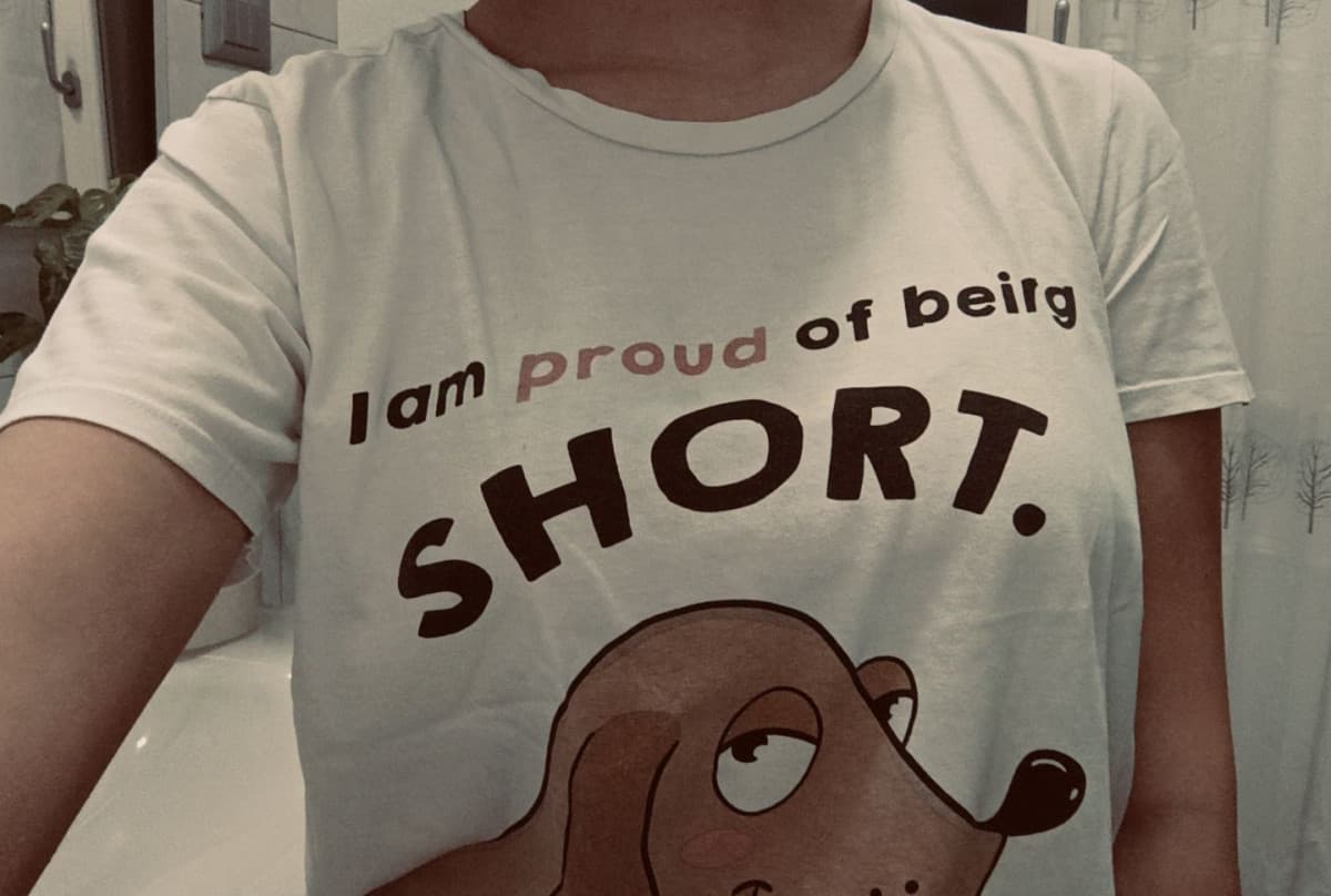 Io ho un pigiama con scritto "proud of being short" (sono alta 1.73) e voi no. 😝