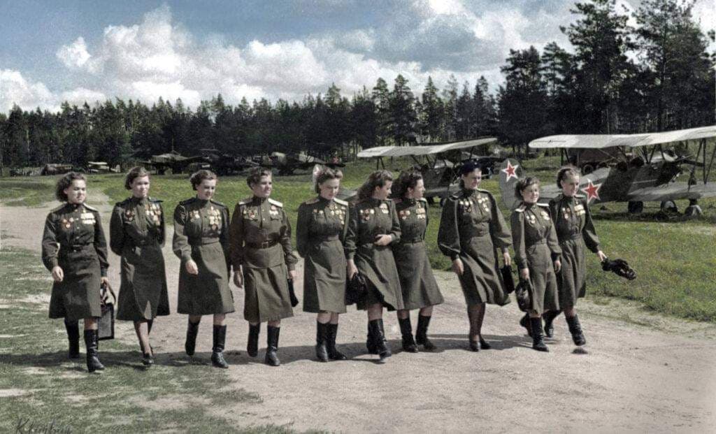 Aviatrici sovietiche del 588° reggimento bombardamento notturno, soprannominate "Le streghe della notte". (descrizione)