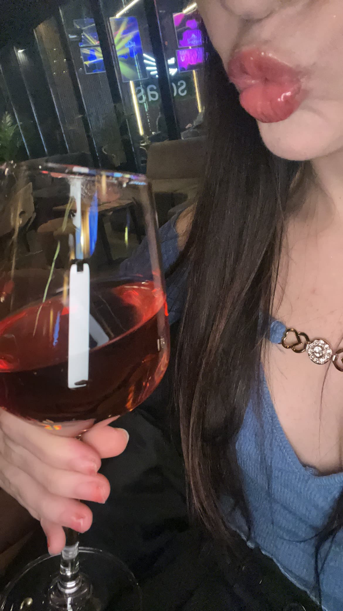 mia mamma ha detto che se bevo un bicchiere di vino ogni tanto non farà nulla ai bambini 🥺