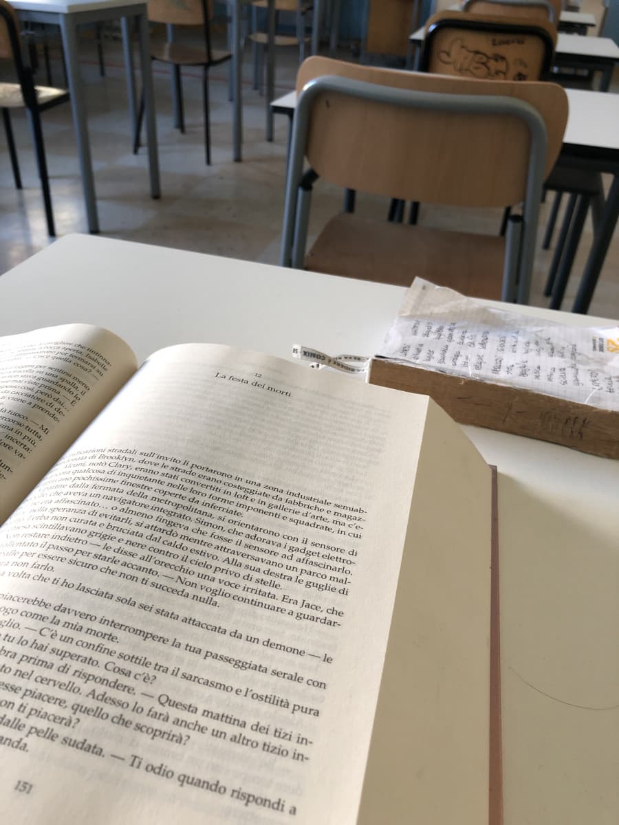 allora. oggi dovevamo entrare un’ora più tardi a scuola. ma io non me lo ricordavo. quindi ora sono in classe. il bello peró è che nessuno si è accorto di me. apparte la bidella. è venuta e mi fa “ah ma stai studiando? allora scusami.” ti sembra che io sti