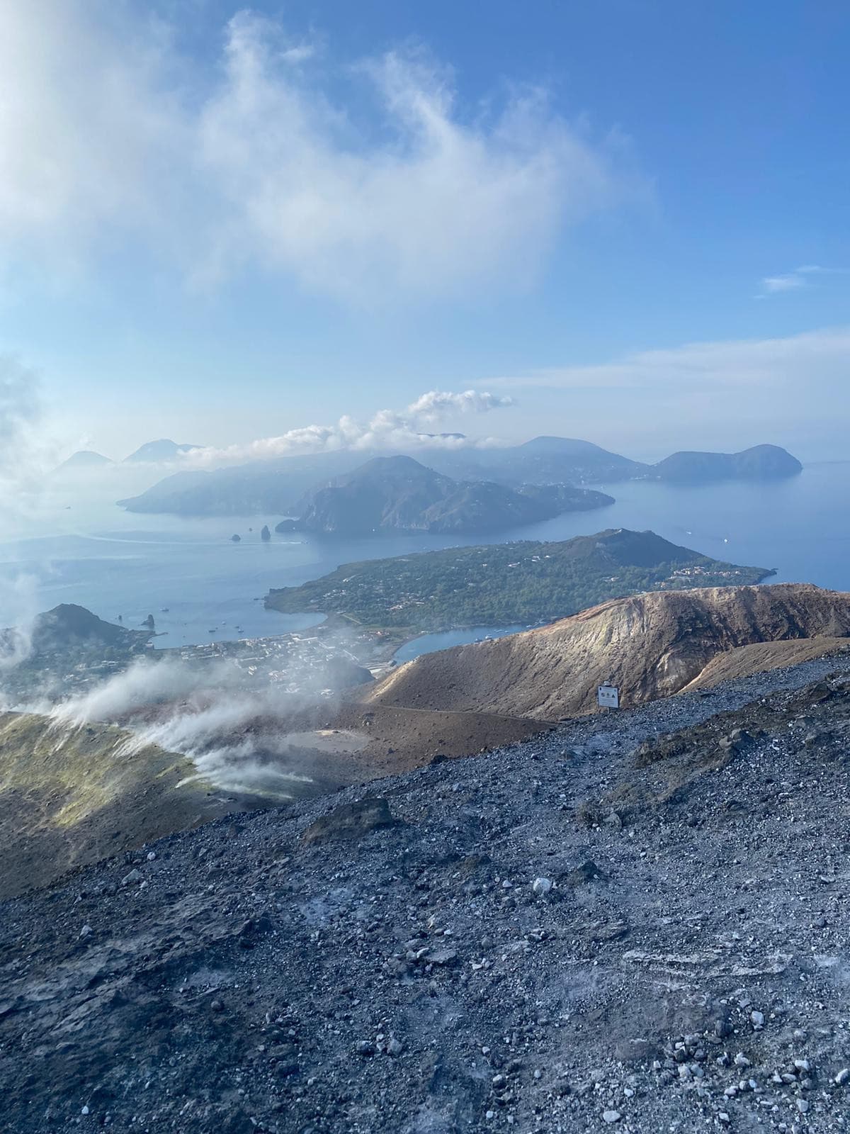 sono appena tornata dalla gita scolastica, CI HANNO FATTO SCALARE UN VULCANO. IL GIORNO DOPO AVERLO SCALATO SIAMO STATO TUTTO IL GIORNO A CAMMINARE PER 4 CAZZO DI ISOLE. STO MALISSIMO, HO PURE PIANTO DAVANTI ALLA PROF PER I DOLORI