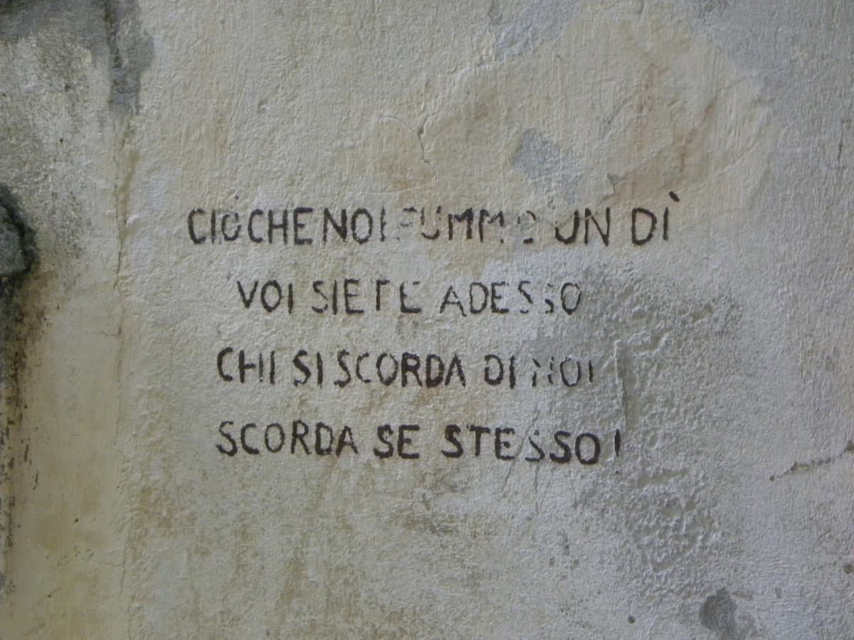 Nella fuga e nella fretta lei perdeva la saggezza, e sfuggiva l'aria fresca e la carezza della brezza. Lei sfuggendo alla tempesta forse si sarebbe persa e con quel vento nella testa lei fuggiva da sé stessa