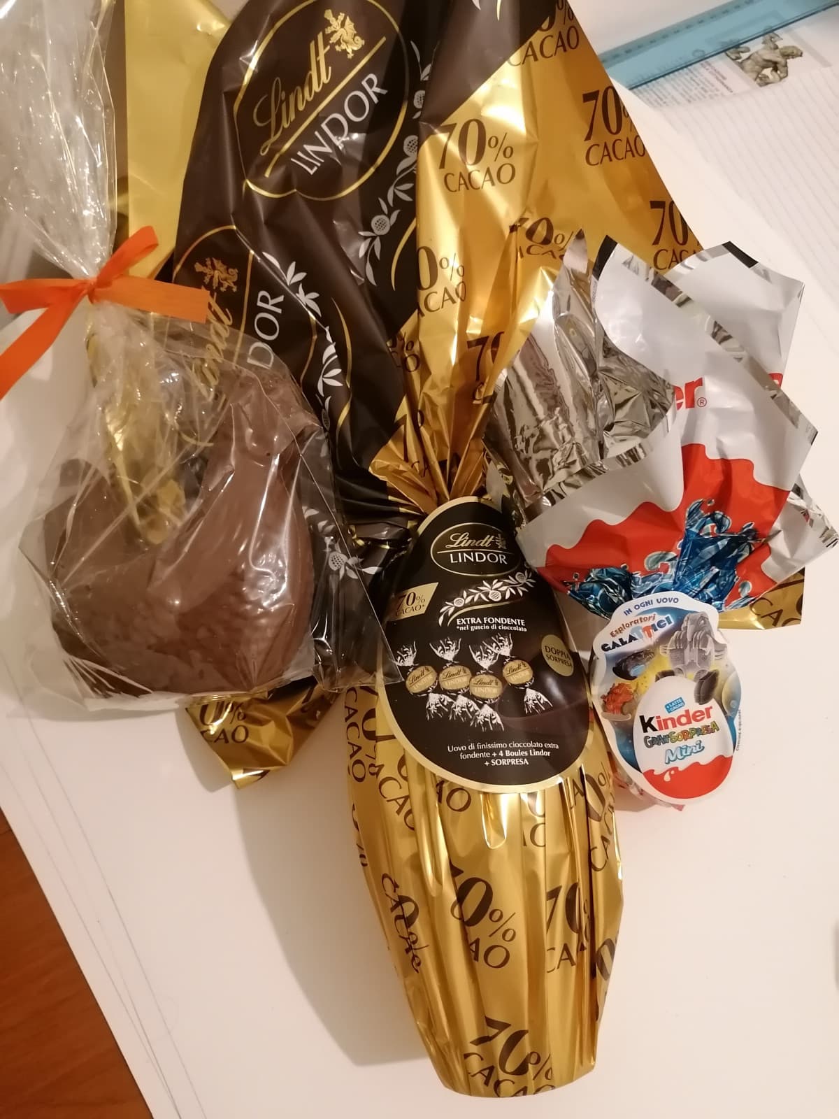 This is paradiso. Non poteva mancare la bellissima gallina di cioccolato. Ci diceva essere anche l uovo della lindor al latte ma l ho gia mangiato una settimana fa... 