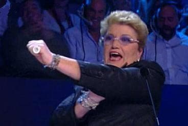 *mio nome* “Vieni qua al telefono che ti passo …”. Io: