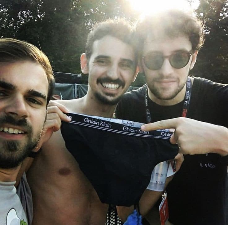 Uomini essere tipo: "devo raccontarti una cosa sensazionale!!!! Nkn ci crederai mai!!!1!!"