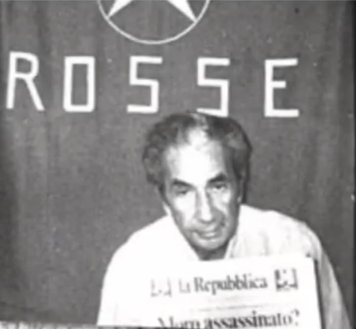 "carusi mo vi faccio arricriare con questo aperifish super pistacchioso" aldo moro