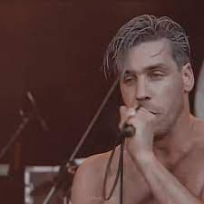 till lindemann da giovane comunque merita un sacco