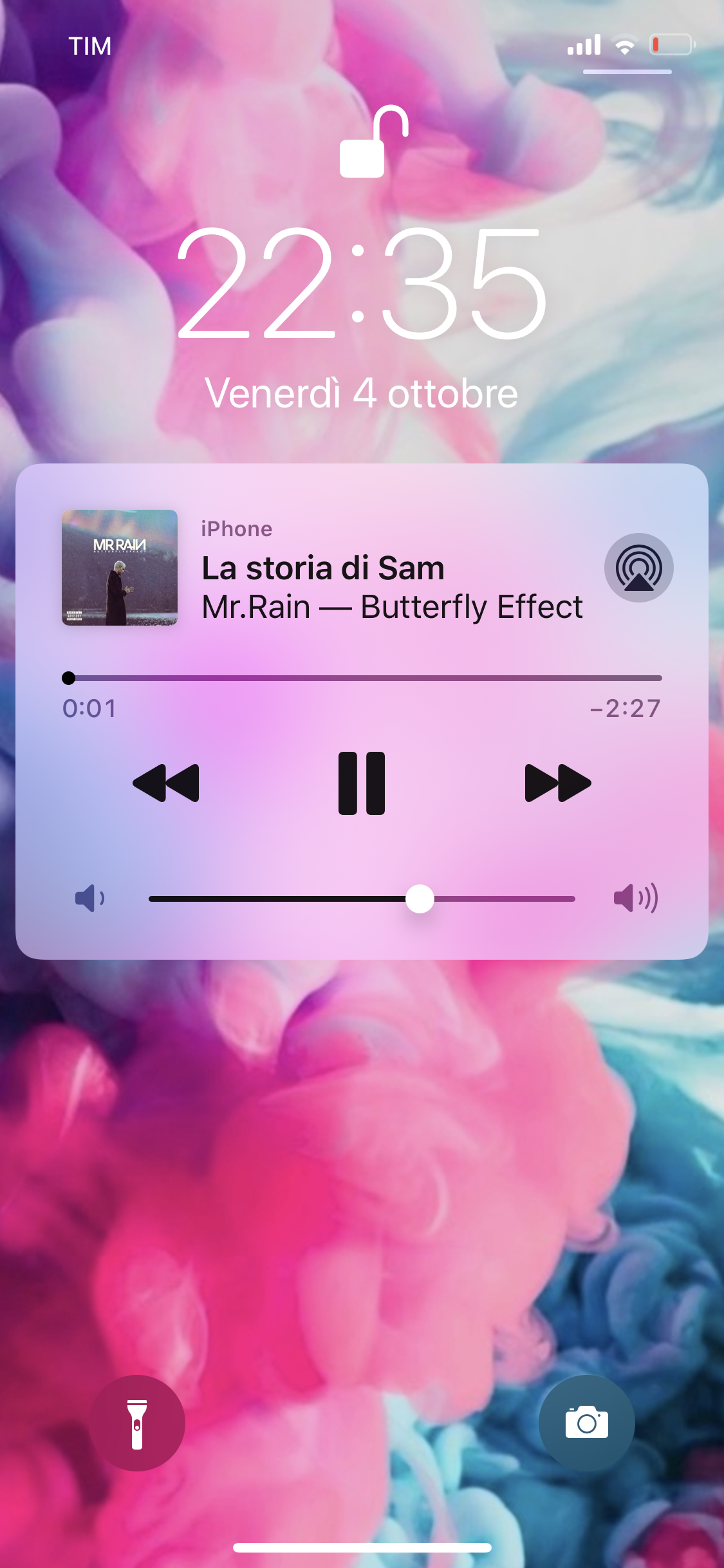 Vi esco la canzone che sto ascoltando insieme allo sfondo che trovo seriamente figo