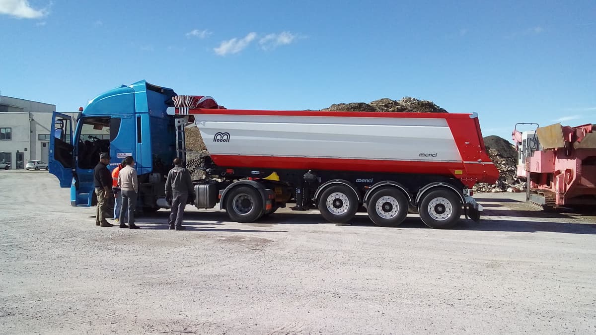 Quando pensi che il camion sia pieno ma in realtà sono dei mucchi di terra di fianco