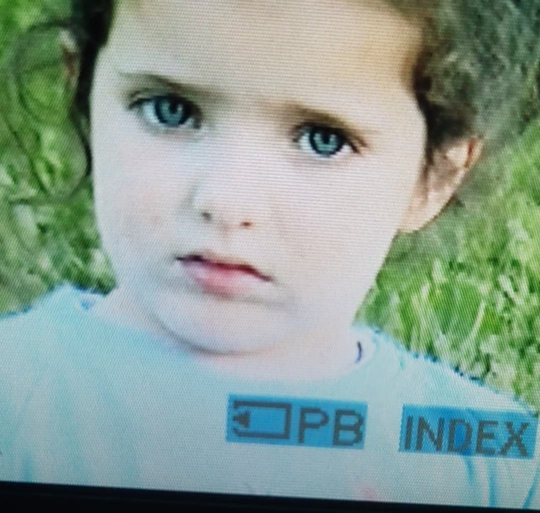 Io che mi vedevo brutta, e non mi piacevano i capelli, e non mi piaceva la voce, e non mi piacevano gli occhi, le volevo avere gli occhi a mandorla, e volevo avere le lentiggini.....