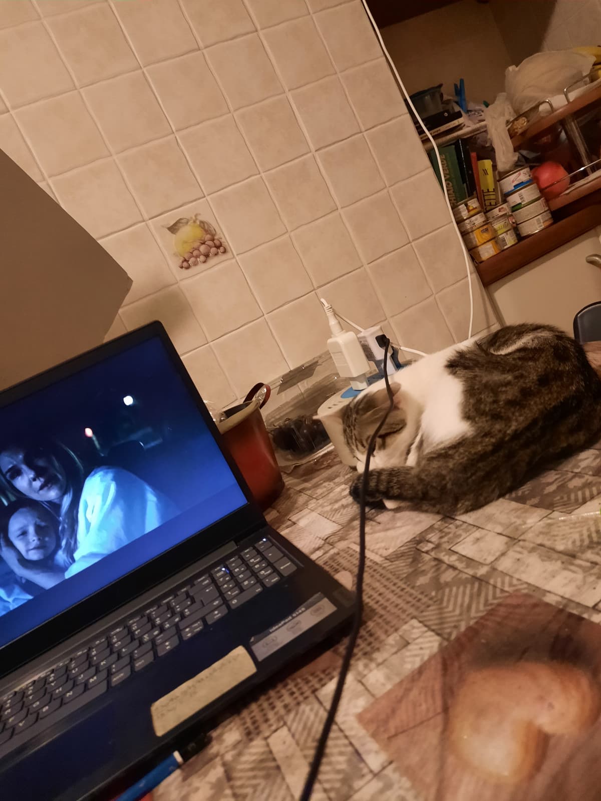 Sto guardando un film che mi sta disturbando altamente perché non riesco a prevedere come potrebbe finire e spero non abbia un finale indefinito perché ci impazzirei + pensavo fossero le 2 di notte.