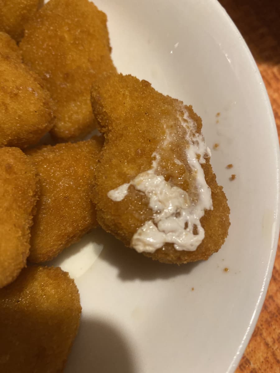 Ho preparato i nuggets ma uno è tipo esploso e sembra che mi abbiano sborrato sul nuggets. 