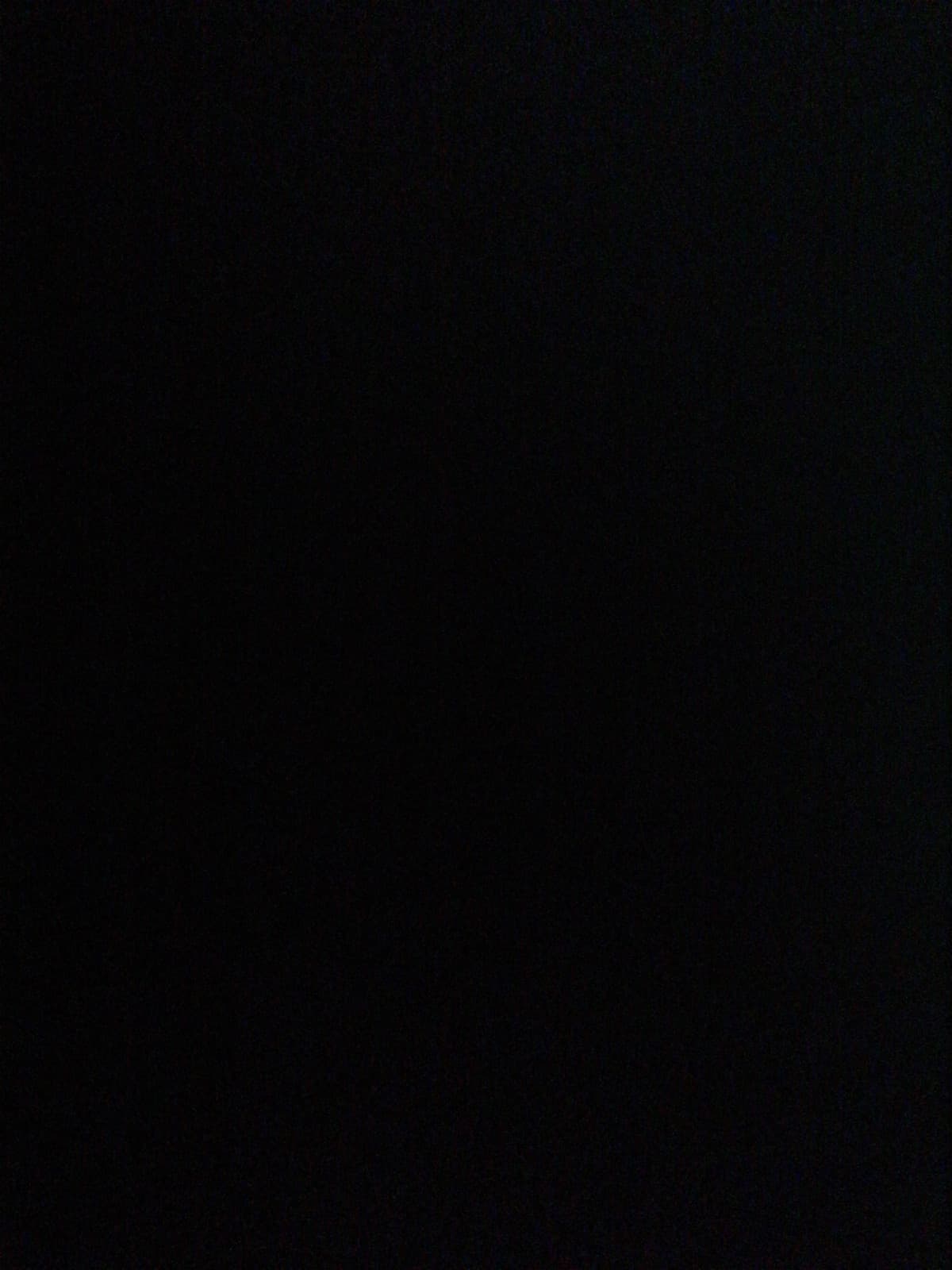C'è un ragazzo che vuole farmi ed è anche bello, ma 1 io non voglio scopare e 2 è troppo inquietante. L'ho trovato nascosto fuori dal bagno delle ragazze tre volte in questi giorni che aspettava uscissi. Bro fattene una cazzo di ragione non te la do