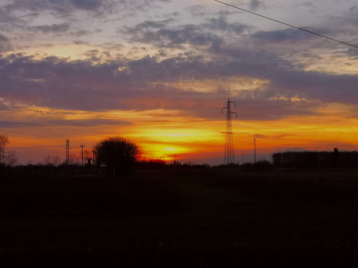 Ah, ma é già l'1 di notte io pensavo fossero le 8 di sera, devo ancora cenare cazzo 