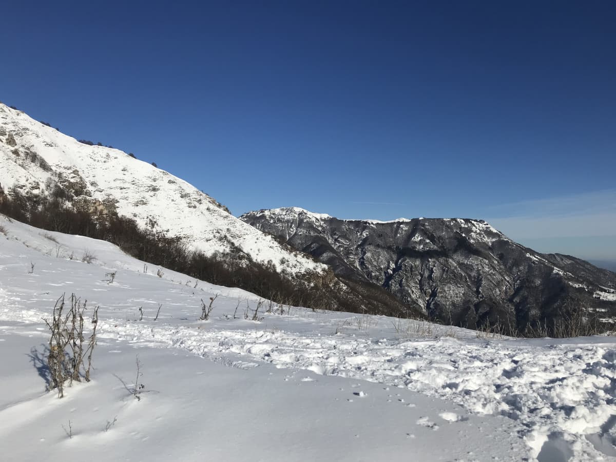 15 km e con la neve fino a mezzo polpaccio e 600 metri totali di dislivello. Da rifare subito. 