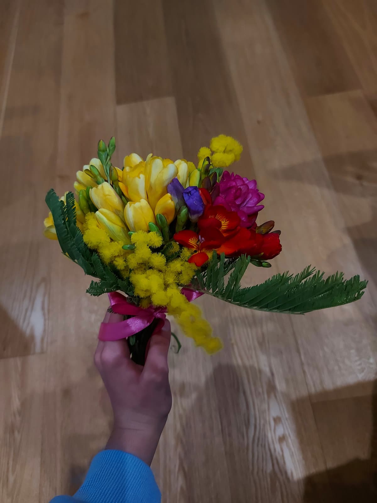 Oltre ai fiori mi ha regalato una boccetta con un pò del suo solito profumo. MI SCIOLGO