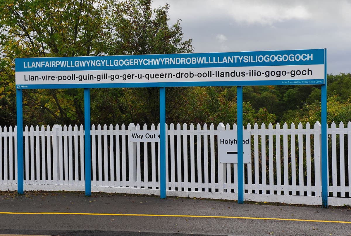 E da Llanfairpwllgwyngyllgogerychwyrndrobwllllantysiliogogogoch è tutto. Passate dal Galles per altri nomi-bestemmia