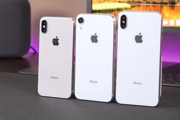 Domani dalle 09:01 inizieranno i preordini per acquistare i nuovi iPhone, più di 1000€ *a telefono*  andranno nelle tasche della Apple che se la ride per i deficienti che li acquisteranno sapendo che non è cambiato poco o nulla rispetto a quello base