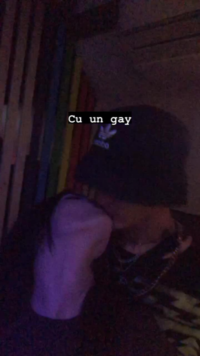 Sto morendo Raga questo è il video che ho mandato ai miei amici ho baciato un gay e mi ha detto tipo che gli piace la stessa cosa che piace a me: chocking