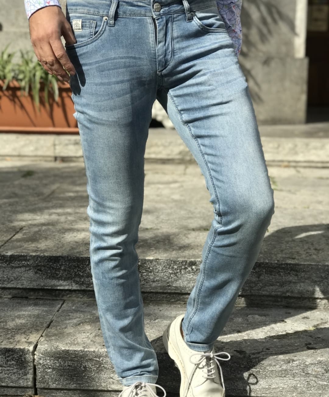 Qualche giorno fa mi sono arrivati questi jeans che avevo comprato. Stamattina sono uscito presto per fare delle commissioni e ora sto tornando a casa, solo che nel frattempo mi sono fermato per andare in bagno. Quando vado, mi rimane in mano la cerniera. 