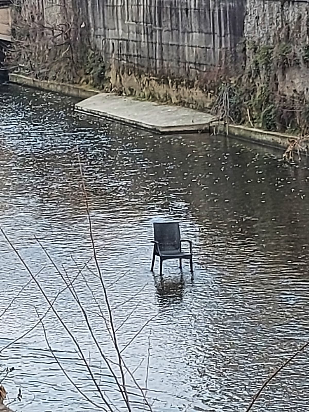 qualcuno mi aiuti, devo andare a sedermi in mezzo al lambro.