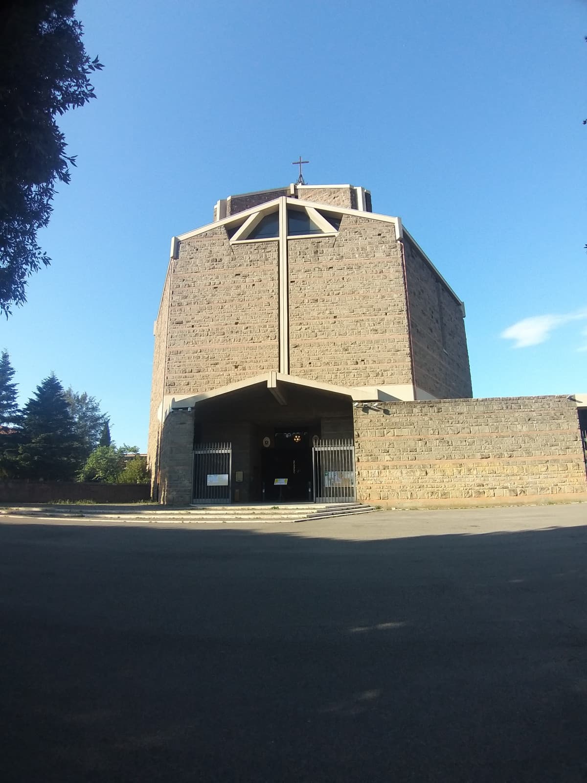 Stavo cercando nei dintorni di casa mia il posto perfetto per imparare a fare dei trick con il waveboard e concludo la ricerca con questo piazzale perfettamente liscio davanti una chiesa. 