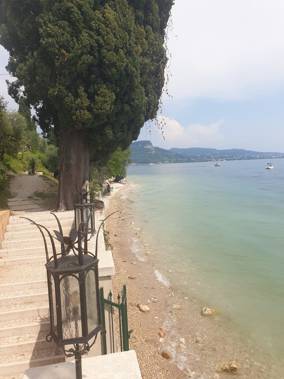 Sul lago di Garda a pregustarmi la mia vita futura!!!!!(uomo pensionato RICCO con moglie giovane cge si gode la vita sorseggiando cocktail e girando in barca......)