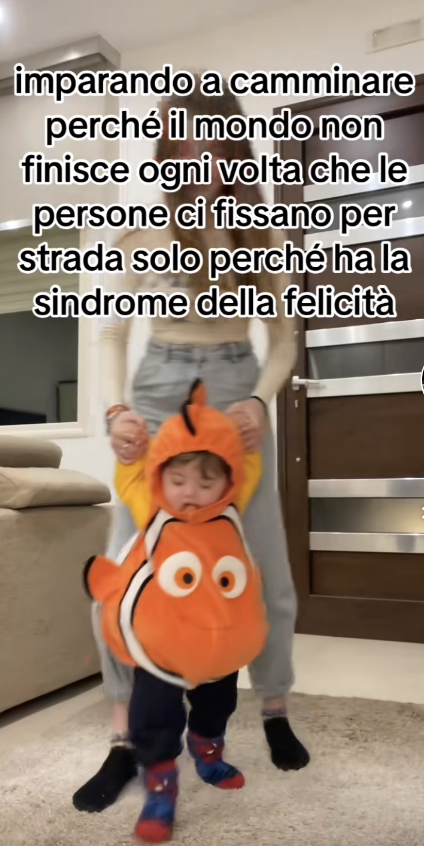 sto piangendo- CEH È VESTITO DA NEMO😭😭