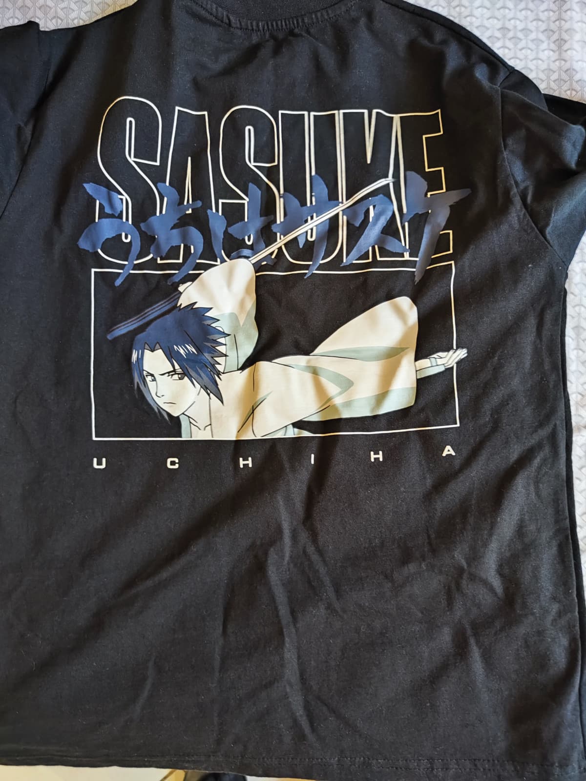 Ragazz* mia sorella mi regalò questa maglia ma non l'ho mai messa per il disegno di Sasuke che mi sembra un po' a "bambino" secondo voi dovrei metterla lo stesso a scuola sabato? #scuola #anime #manga #maglia #disegno