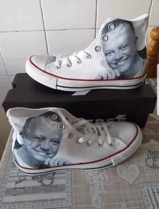 adoro le converse, ma non con gigi d'alessio  sopra ?