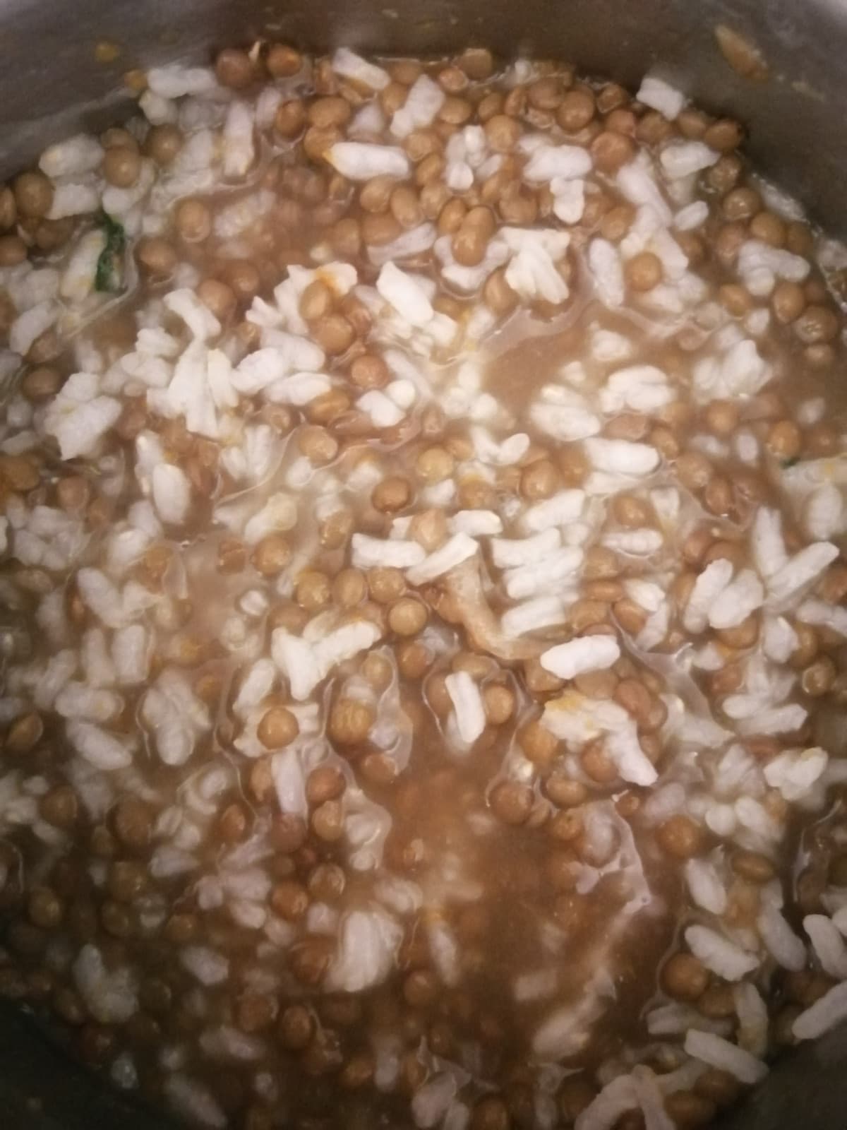 La nostra cena. Odio le lenticchie. Però dovevamo finirle in qualche modo. 