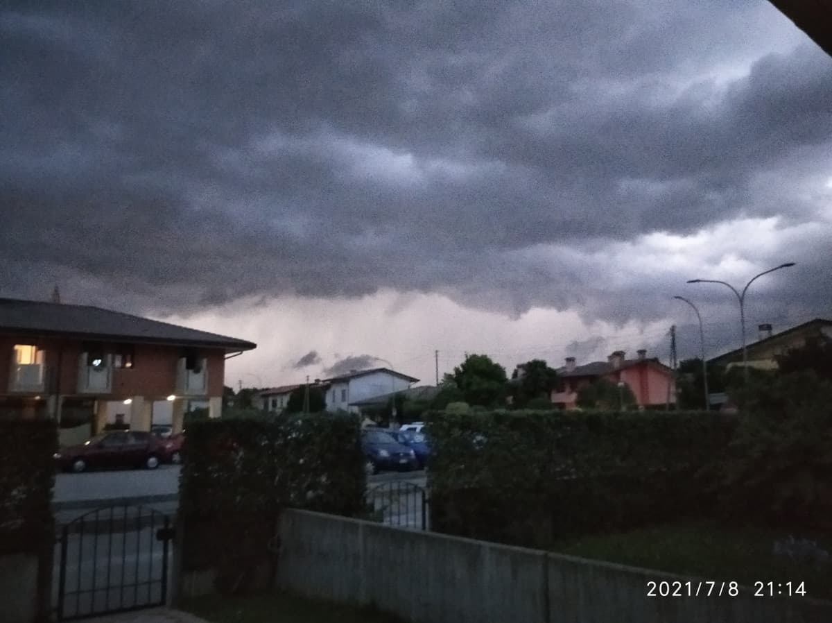 Uno spettacolo spaventoso, fulmini arancioni e blu,alberi piegati, cielo grigio Tuttavia deve ancora piovere.