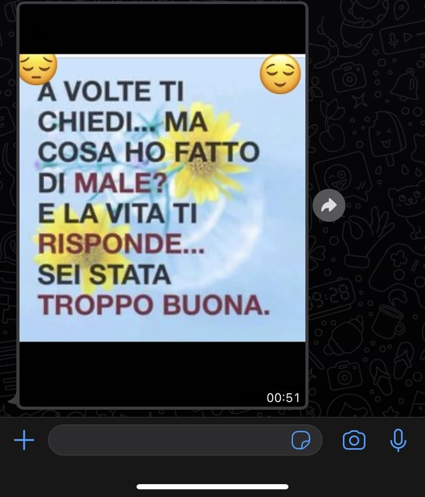 mia madre mi lancia frecciatine . mi fa ridere 