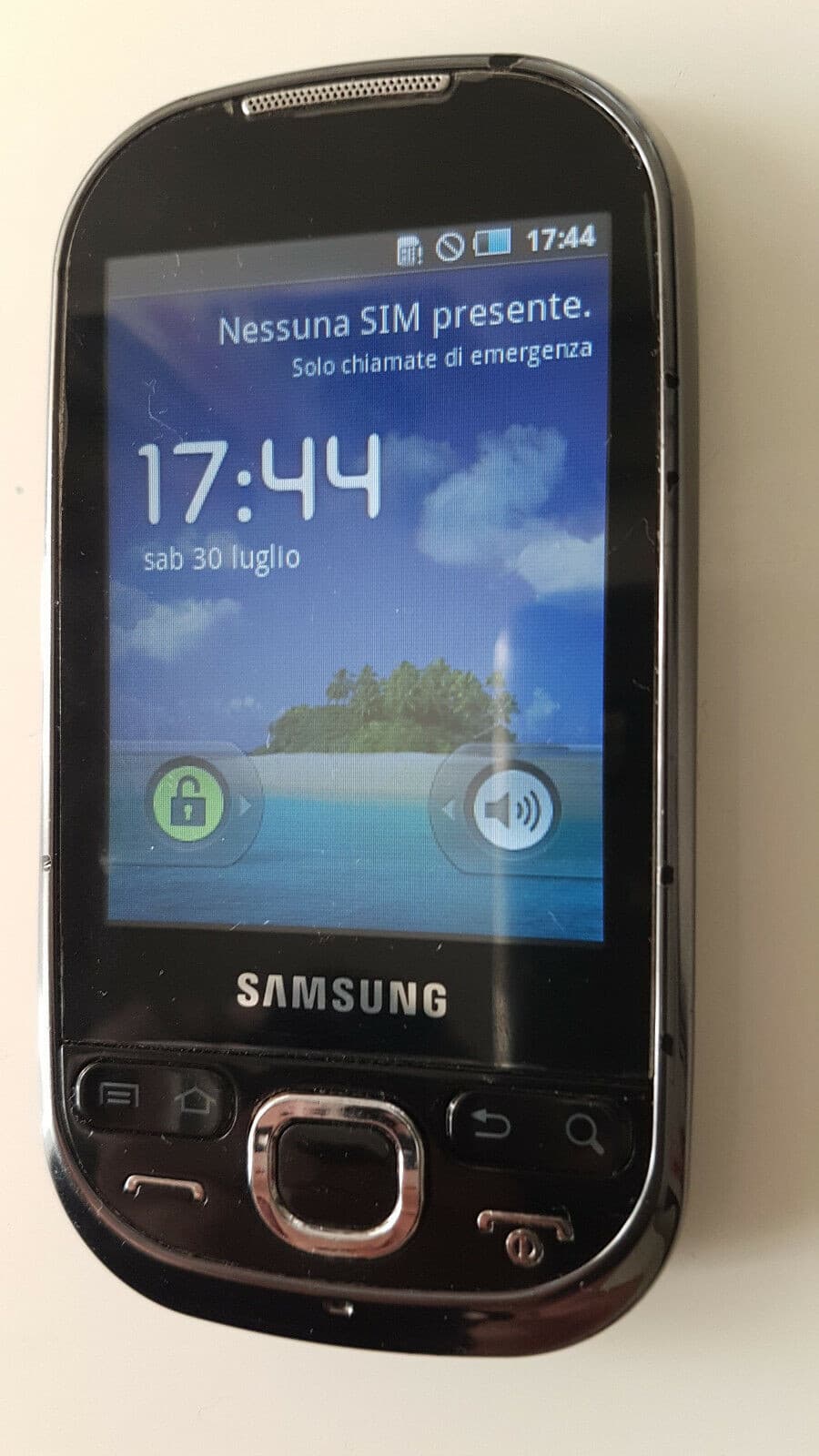 Ho appena ritrovato il telefono che avevo alle medie. Non esistevano neanche le chat e ci dettavamo gli esercizi al telefono. Ora possono fare anche le videochiamate 😭