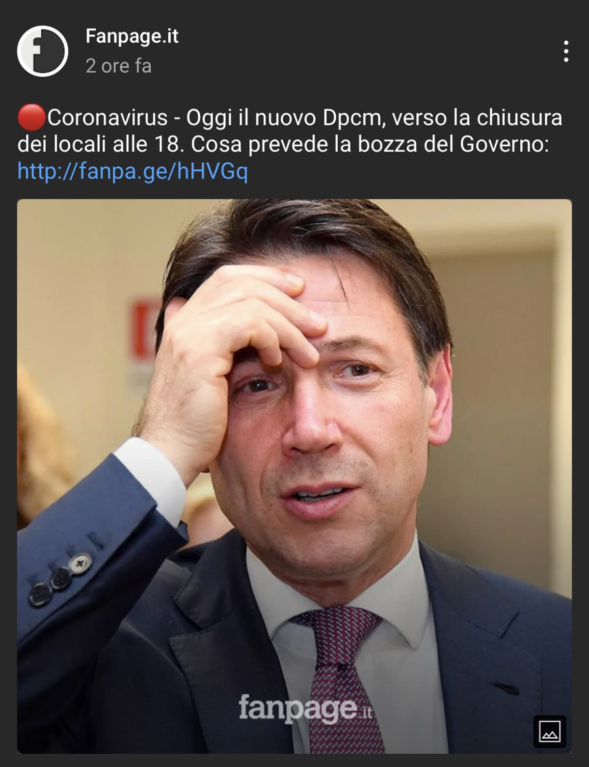 Non poteva esserci foto migliore per impaginare la notizia della conferenza stampa di Conte (Conferenza di ieri obv)