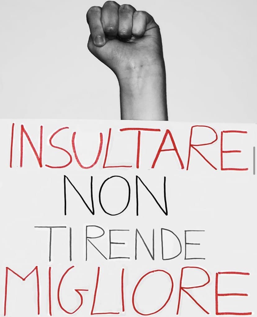 Insultare ti rende una m. Prendersela con gli altri, insultarli, pestarli è facile. Ma le persone di classe cercano di migliorare se stessi e non si divertono insultando e sminuendo il prossimo. Non si è in alto insultando ma mostrando educazione e rispett