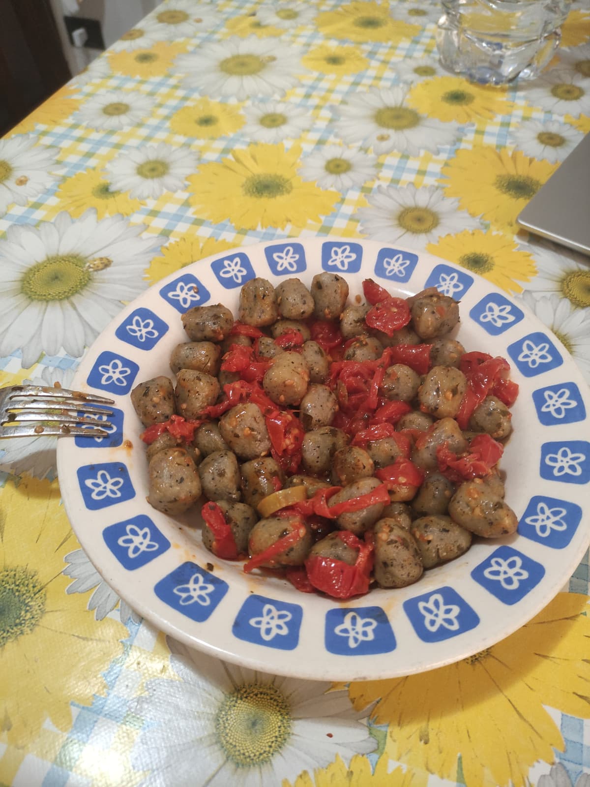 Oggi mooolto easy. Gnocchi all'ortica con un sughetto di pomodori datterino + qualche oliva 😋