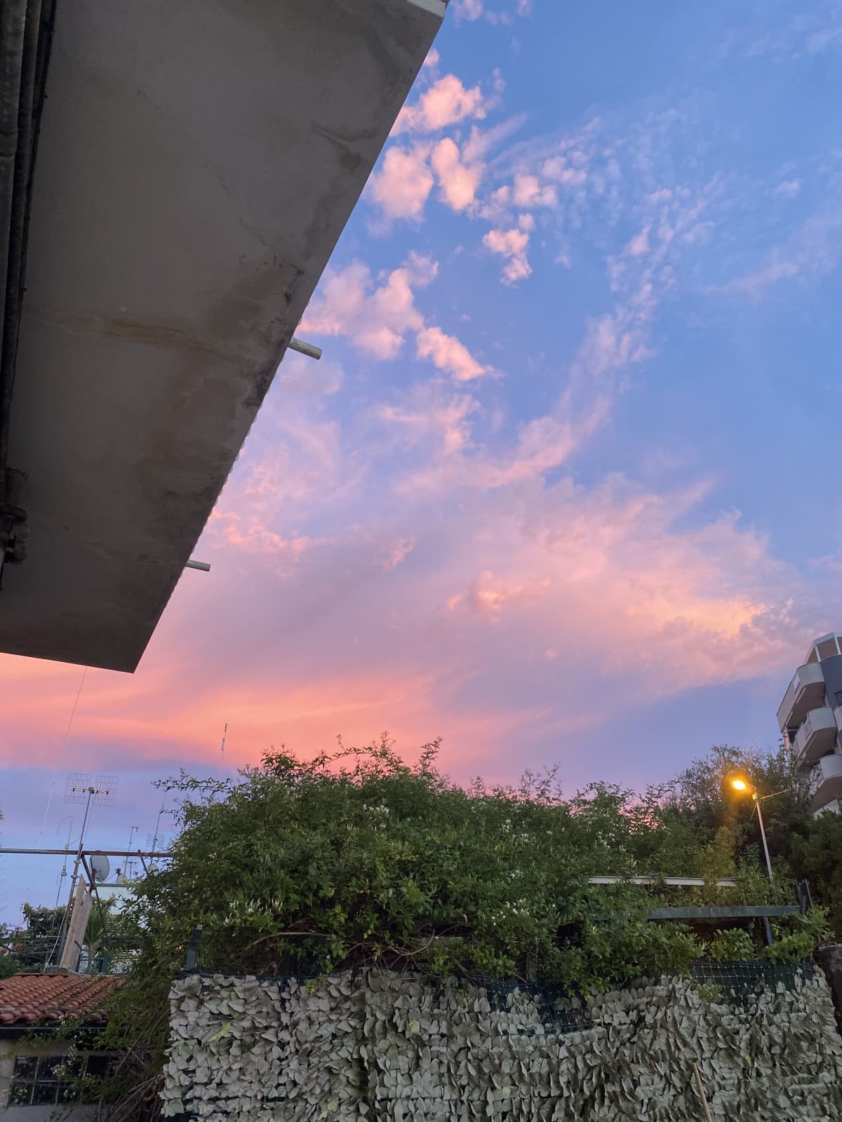 guardate che bel cielo che c'era ieri, tutto rosa e blu