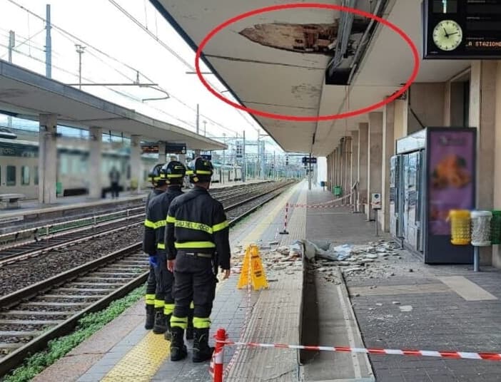 Ieri in stazione a Monza è venuto giù il soffitto di cemento di una delle pensiline, ferendo un viaggiatore.