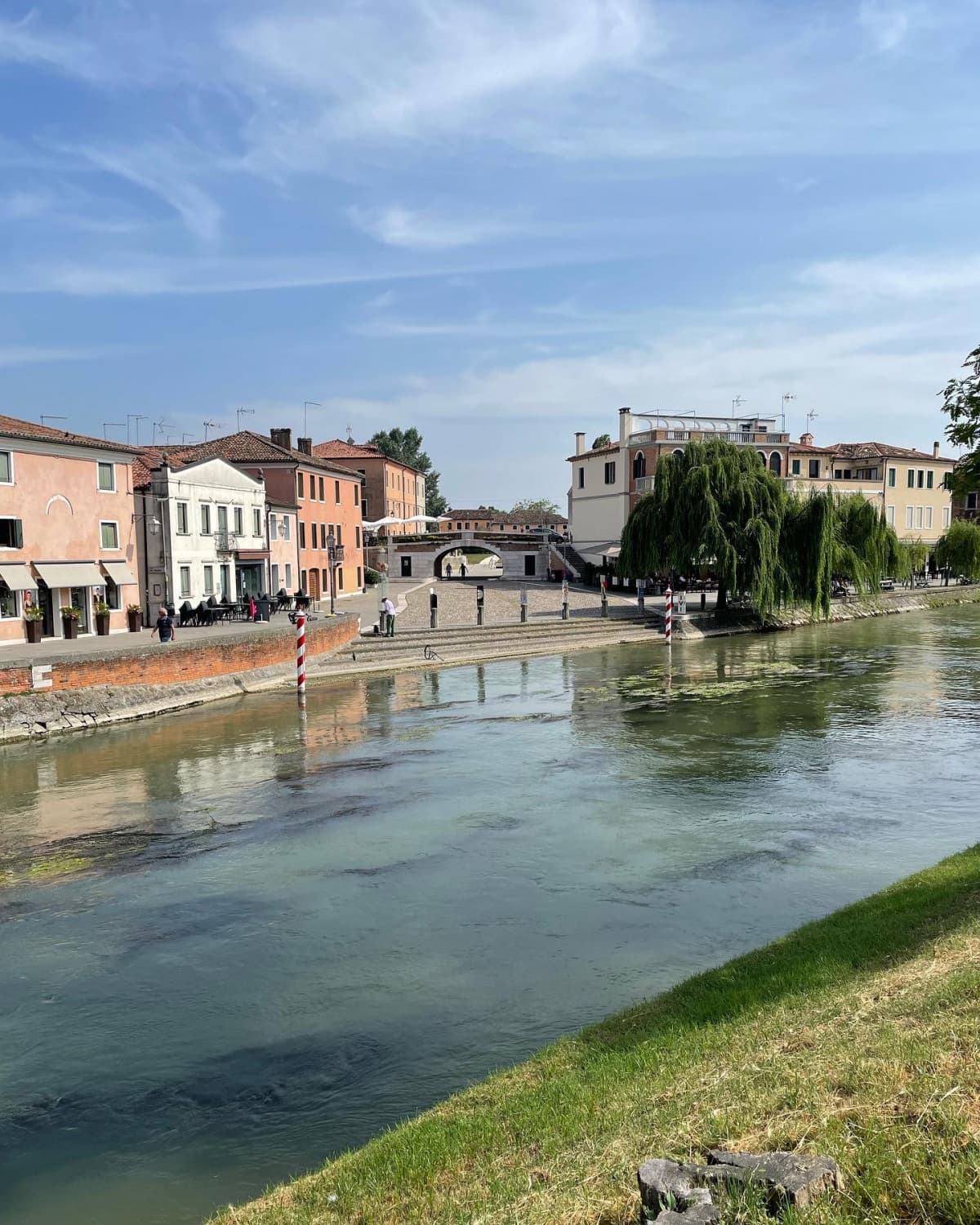 Non so come faccio a piacere alle persone, sono la persona più snob nel raggio di chilometri e che non rivolge la parola a metà della gente, eppure…