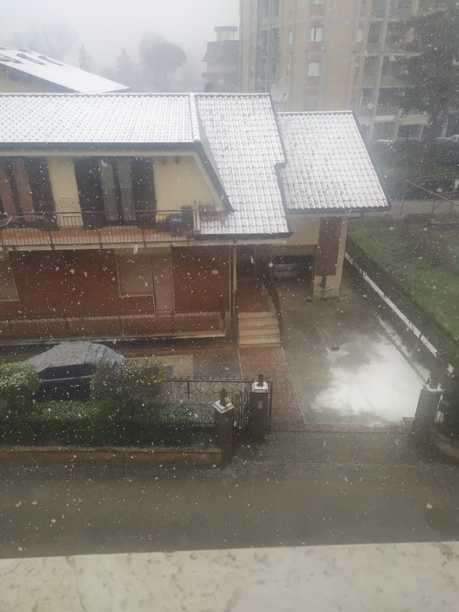 Dalla foto non sembra ma sta nevicando tantissimo ?