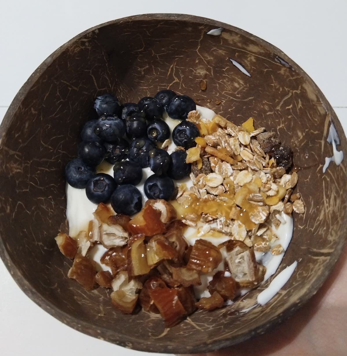 bowl di yogurt greco, mirtilli, muesli naturali, datteri e miele 🫐🍯