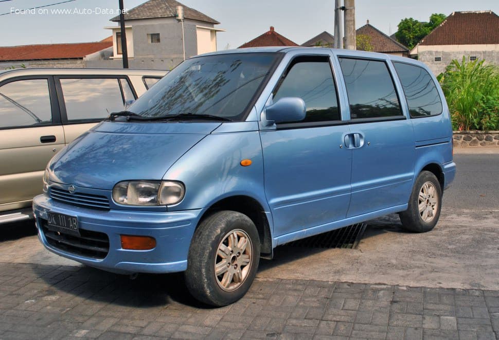 Ho visto un vecchio segreto in cui questa ragazza diceva di chiamarsi "Serena" in onore di quest'auto: Nissan Serena, anno 1995. Porco schifo. 