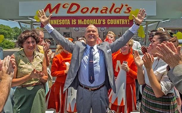 (The founder) Bel film davvero, dai primissimi inizi agli anni del boom ?? Insegna molte cose, ad esempio che dietro al successo di uno rimangono fregati almeno in due