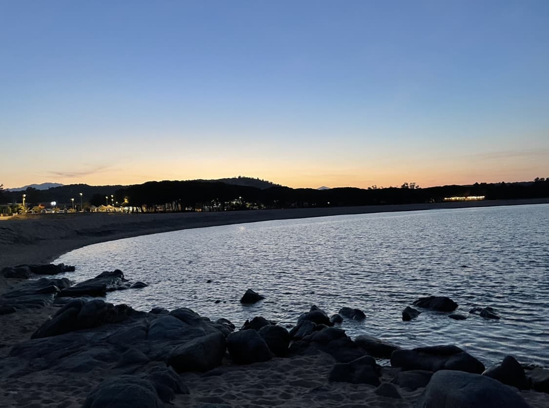 Quando vado al mare mi sento così libera cullata dal suono delle onde del mare. Vorrei sentirmi sempre così bene e tranquilla e non sempre a disagio, come se fossi sbagliata 