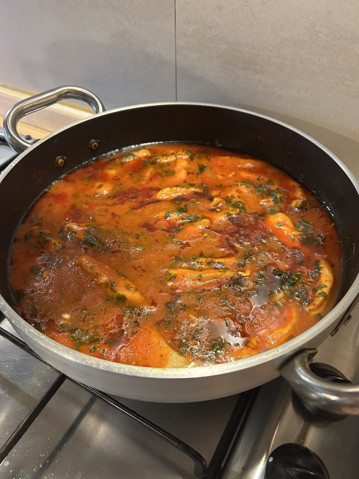 Pollo in umido con pomodoro, aglio e prezzemolo accompagnato da purè di patate preparate da mio padre 