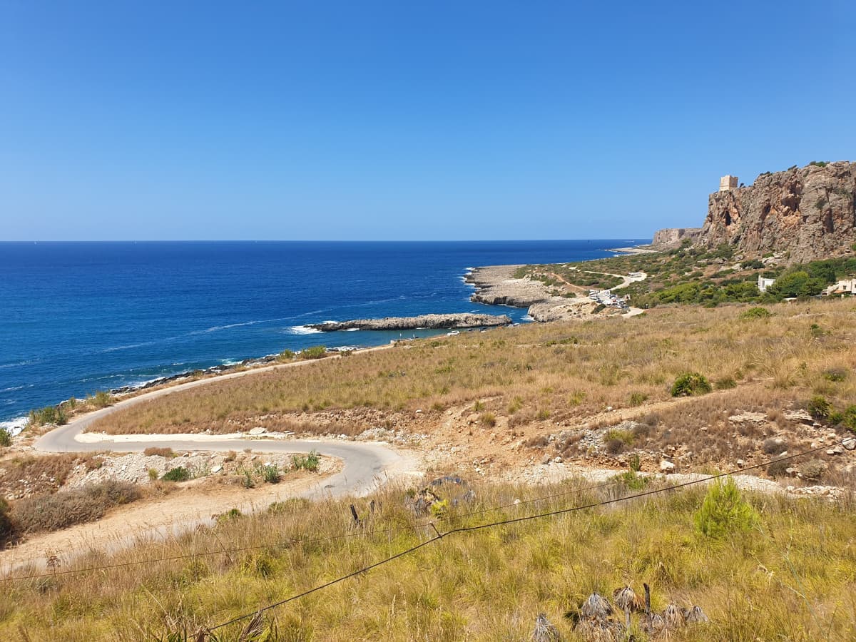 Siamo giá mercoledí e bestemmio forte come proseguirà la mia esistenza poi senza i drink gratis ed il mare cristallino...